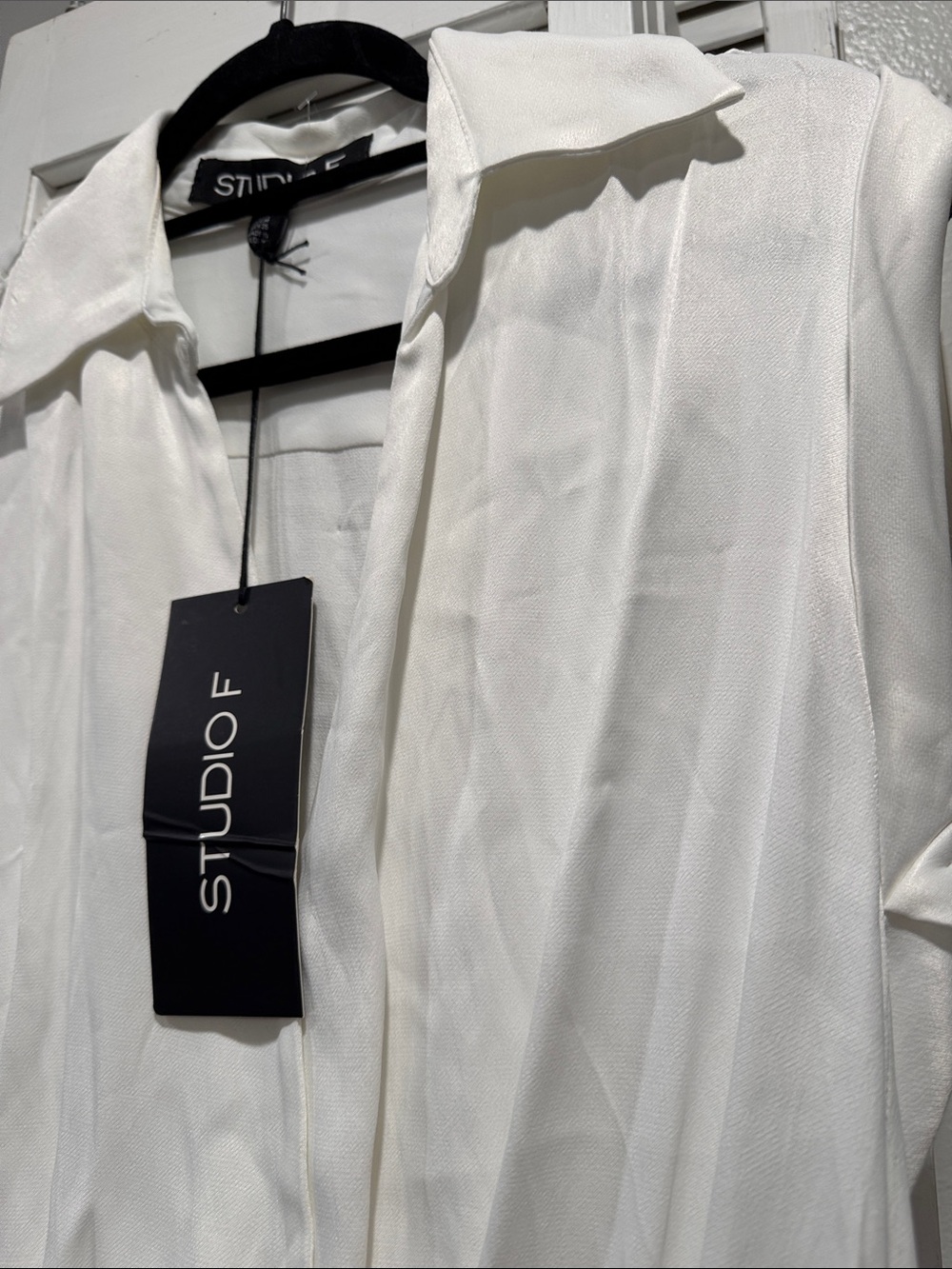 Studio F White Sleeveless Pleated V-Neck Blouse - Picture 3 of 9